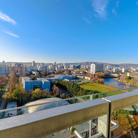 Sunny Apartment With Amazing Terrace On The 13Th Floor Near City Center Bratislava Exteriör bild
