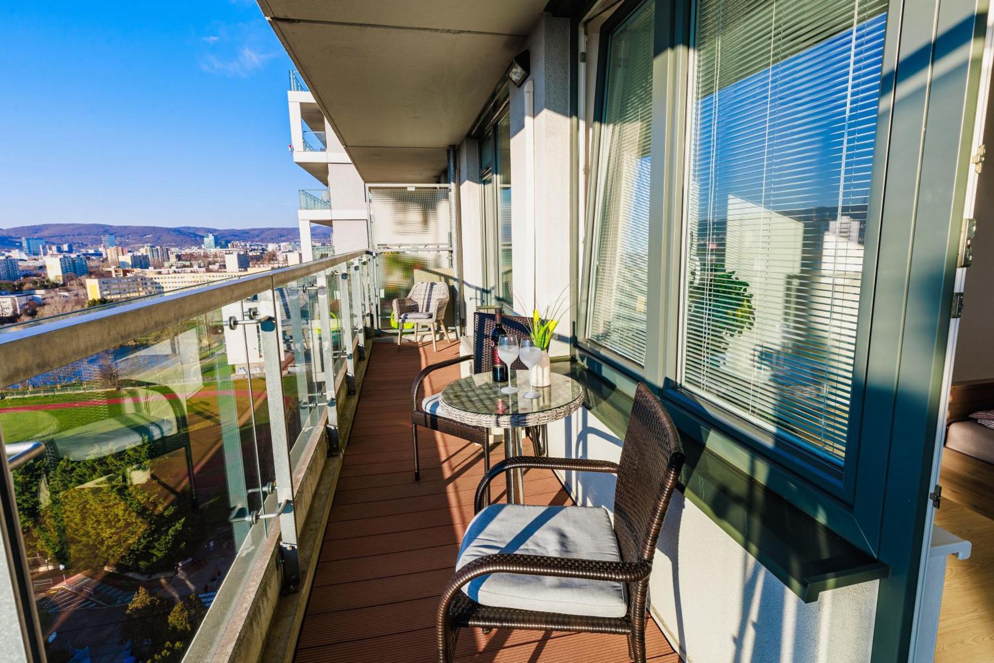 Sunny Apartment With Amazing Terrace On The 13Th Floor Near City Center Bratislava Exteriör bild