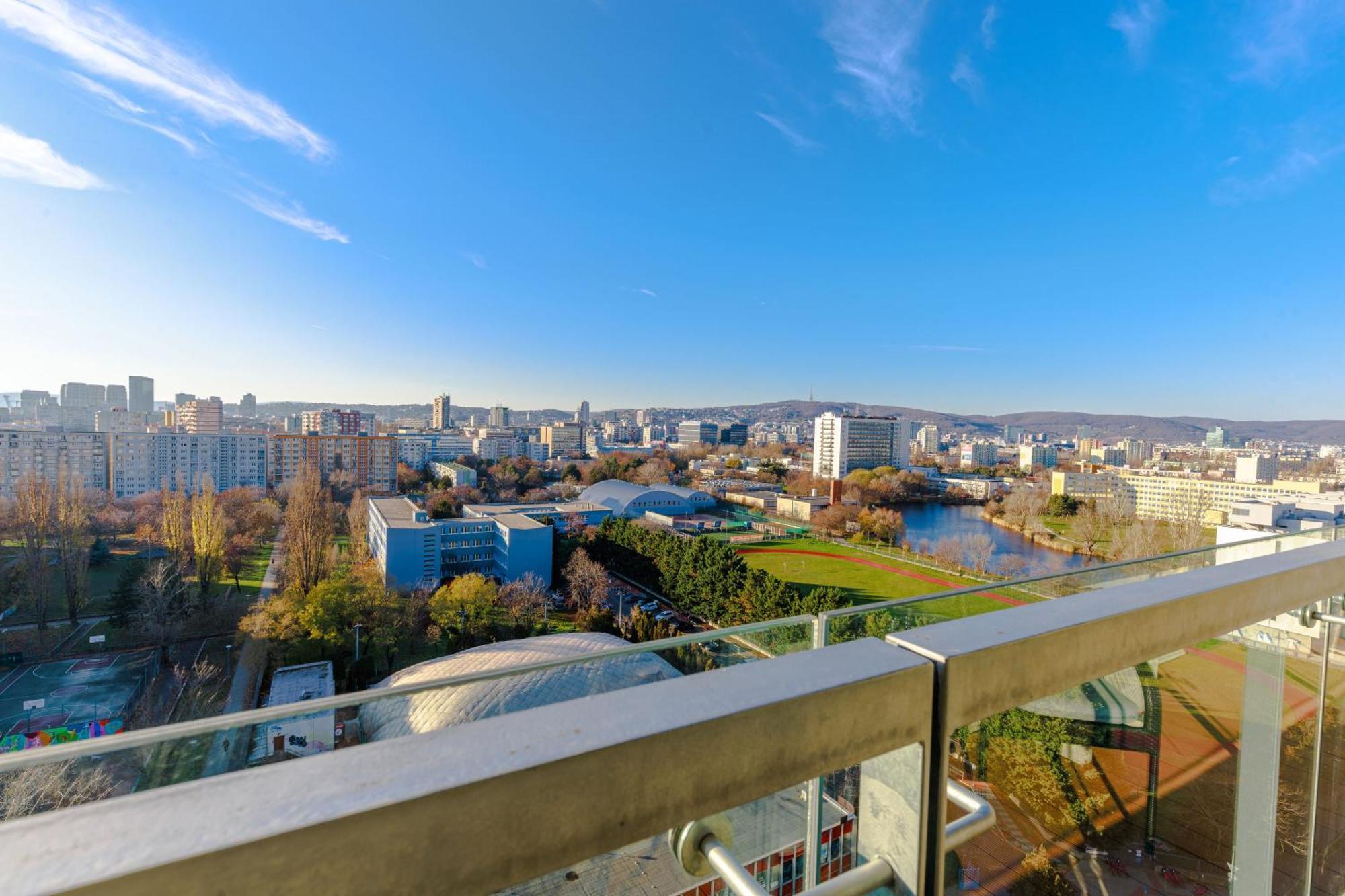 Sunny Apartment With Amazing Terrace On The 13Th Floor Near City Center Bratislava Exteriör bild